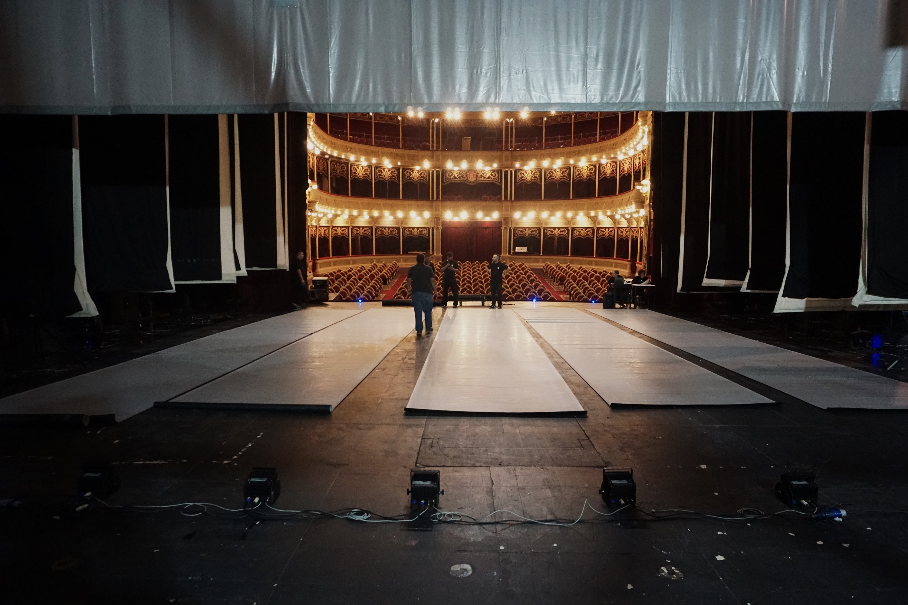 Comenzó el montaje para una de las producciones del año en el Teatro del Libertador San Martín (prensa Agencia Córdoba Cultura)