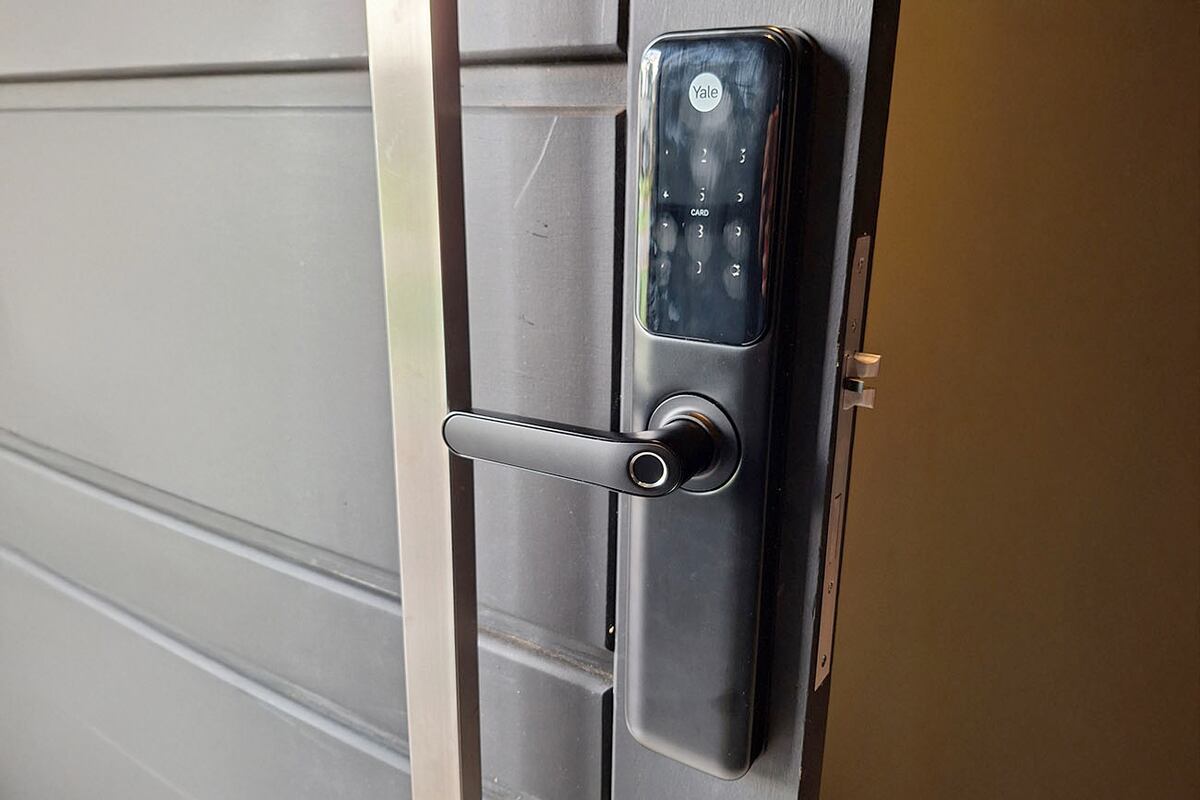 Algunas cerraduras tienen cámaras, y a través del celular se puede ver quién está en la puerta.