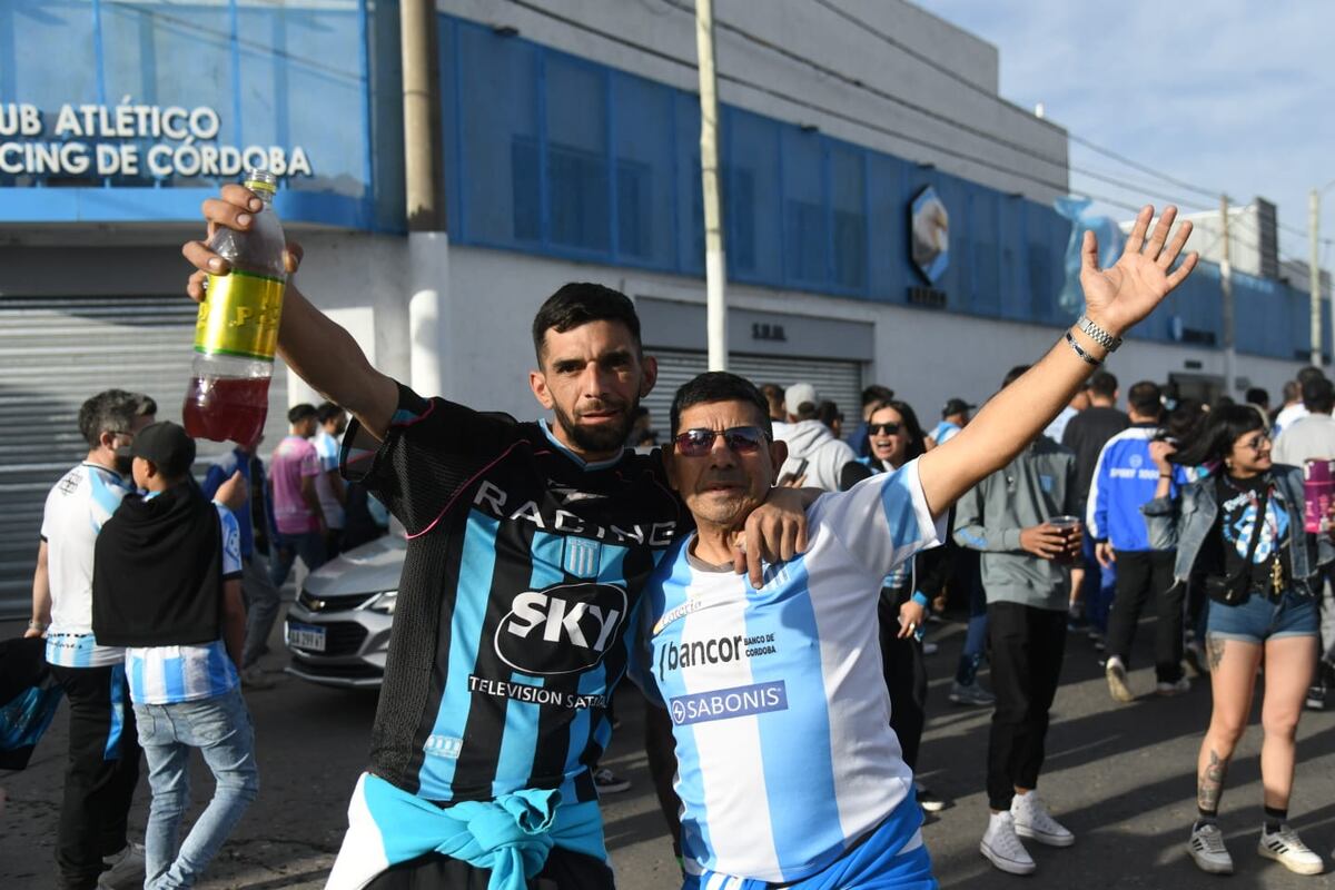 Racing fue local de Aldosivi de Mar del Plata y, como siempre, estuvo La Voz para hacer su clásica sección Cara ‘e Cancha, retratos de una pasión. Fotografías de Ramiro Pereyra, reportero gráfico del diario.