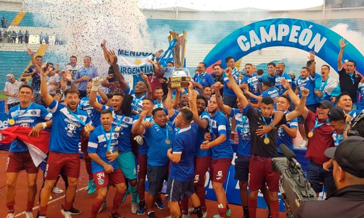 El DT cordobés Hernán "Tota" Medina logró el título en Honduras con Motagua. (Prensa Motagua).
