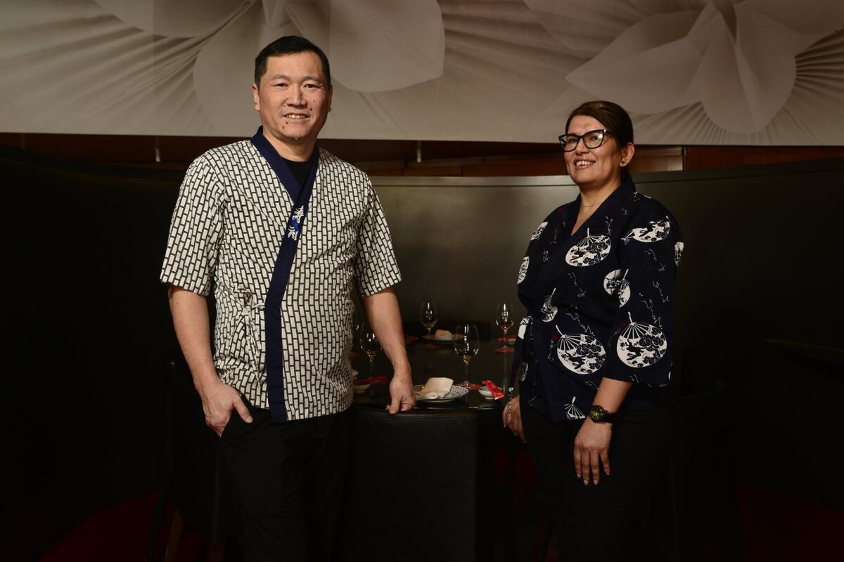 El chef Roberto Nishida, junto a parte de su equipo, lidera la propuesta gastronómica de Dashi Palacio Alcorta, ícono de la cocina japonesa en Buenos Aires.