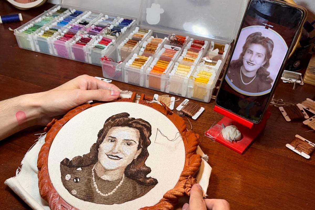 Retratos con bordados de hilo del riocuartense Brito. (Tomy Fragueiro / La Voz)