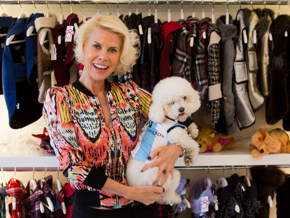 Karen Reichardt con su emprendimiento perruno
