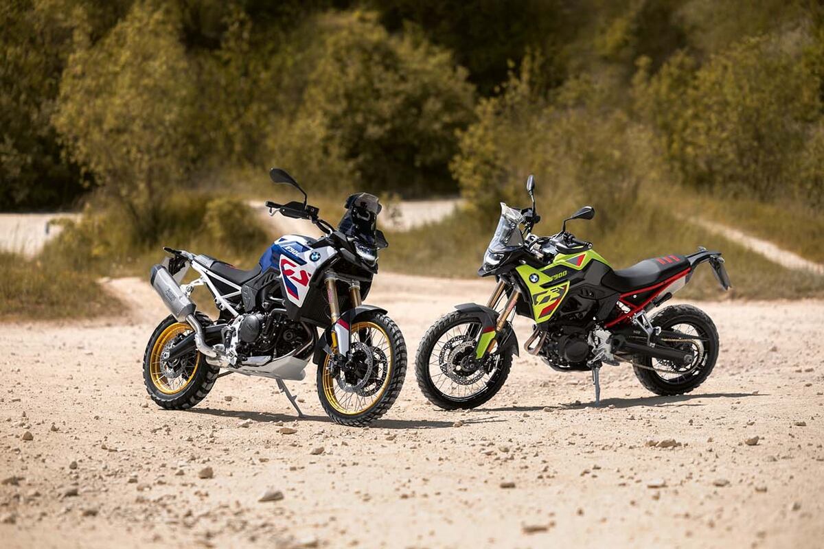 La nueva BMW F 900 GS se presenta con una reducción de 14 kilos y aptitudes todo terreno mejoradas. En cambio, su variante de tanque más grande y autonomía extendida, la BMW F 900 GS Adventure, es la compañera ideal para viajar.
