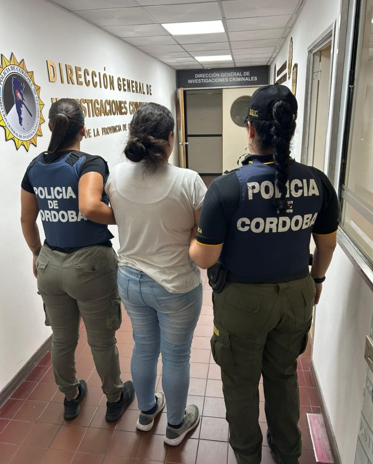 Miembro. Una de las dos mujeres detenidas como supuesta integrante de una banda que estafaba a adultos mayores. (Prensa Policía de Córdoba)
