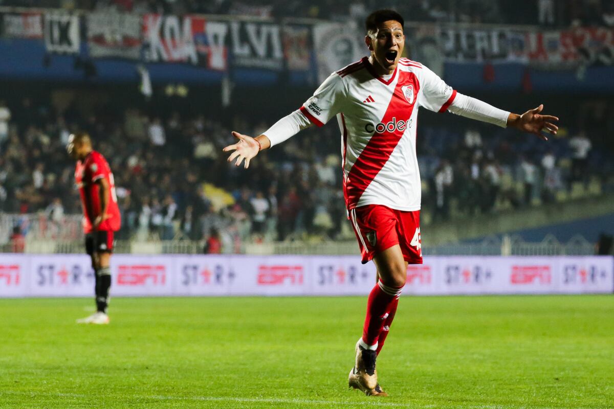 Tobias Leiva de River Plate celebra un gol contra Colo-Colo hoy, durante el partido amistoso internacional en el estadio Alcaldesa Ester Roa Rebolledo en Concepción (Chile). EFE/ Esteban Paredes Drake