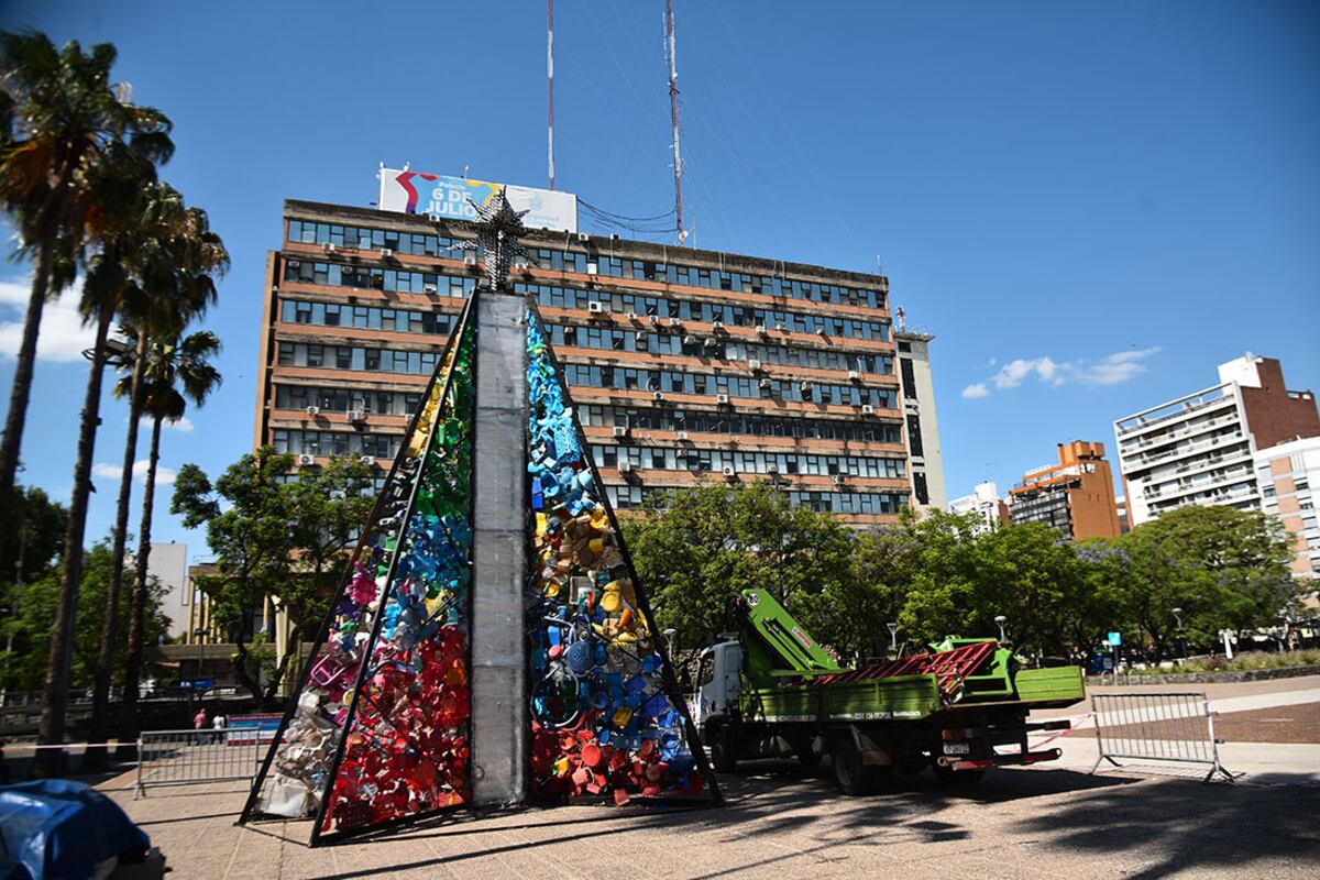 Arbolito de navidad "circular" frente al Palacio 6 de julio, hecho con residuos. (Pedro Castillo/ La Voz)