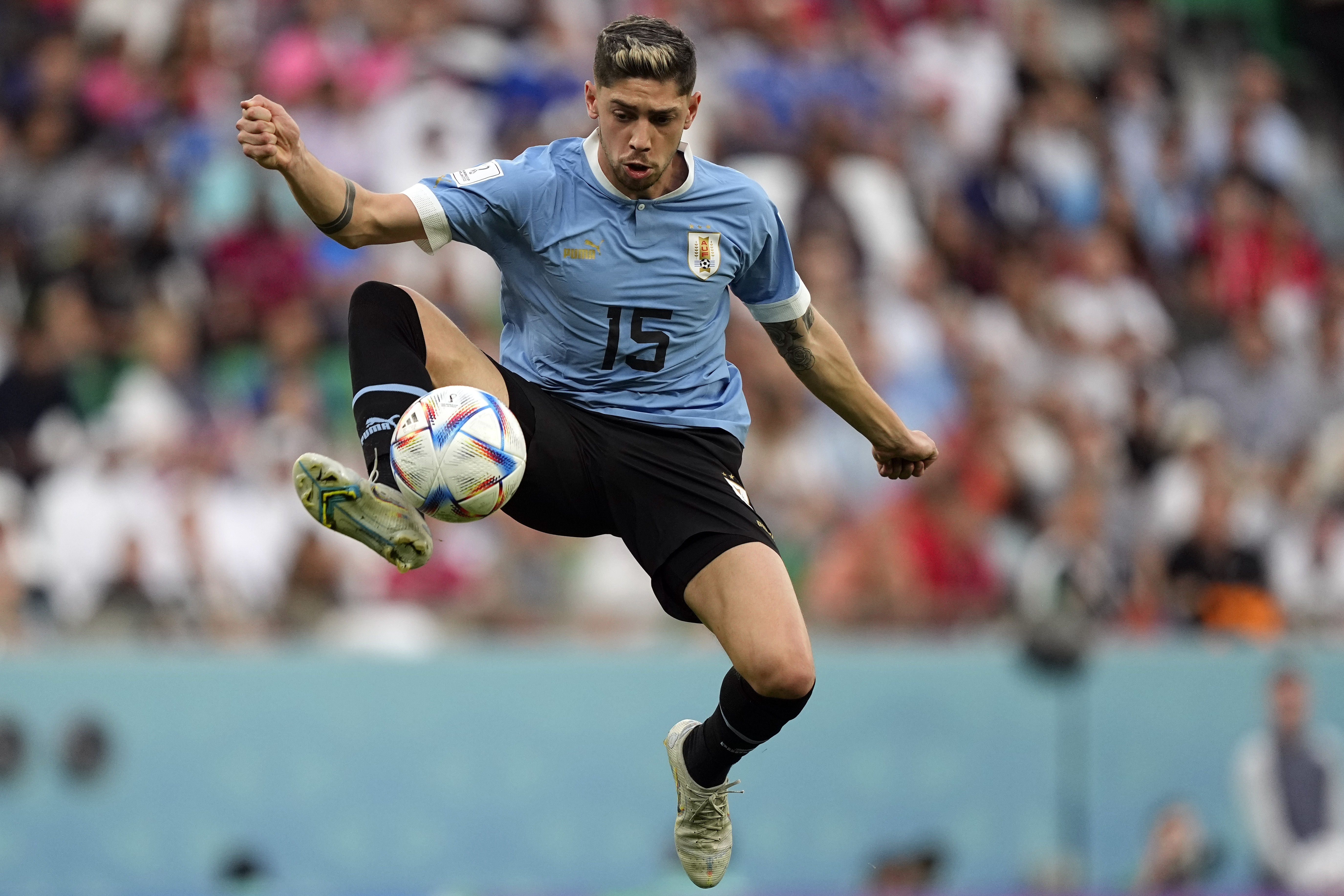ARCHIVO - El volante uruguayo Federico Valverde domina el balón en el partido contra Corea del Sur por la primera ronda del Mundial 2022, en Al Rayán, Qatar. (AP Foto/Martín Meissner)