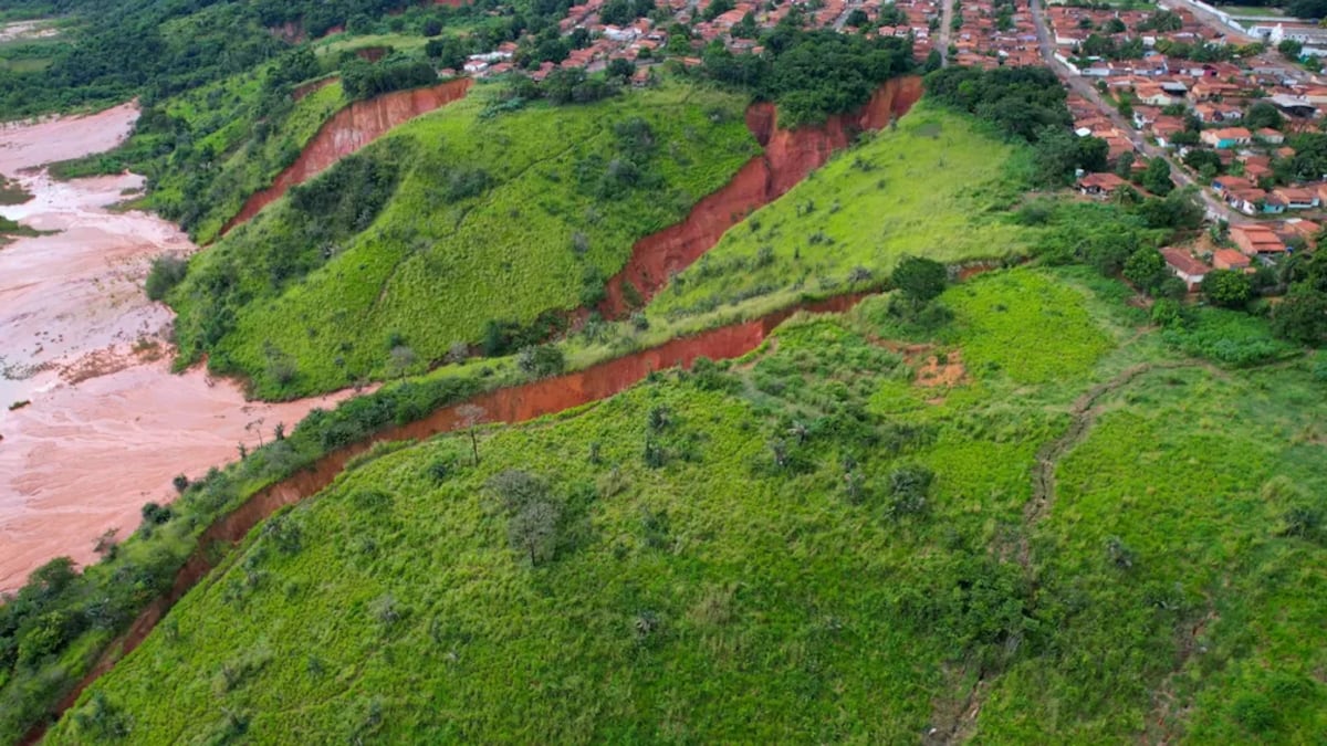 Enormes cráteres. (Foto: Video/Marinho Drones/ G1)