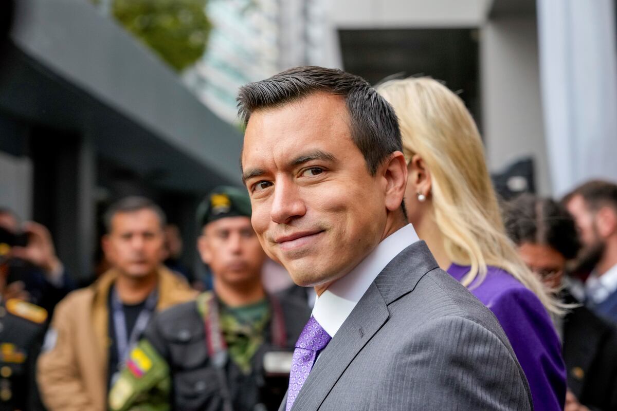 El presidente de Ecuador, Daniel Noboa, llega al Consejo Nacional Electoral para inaugurar oficialmente la votación de un referéndum. (AP)