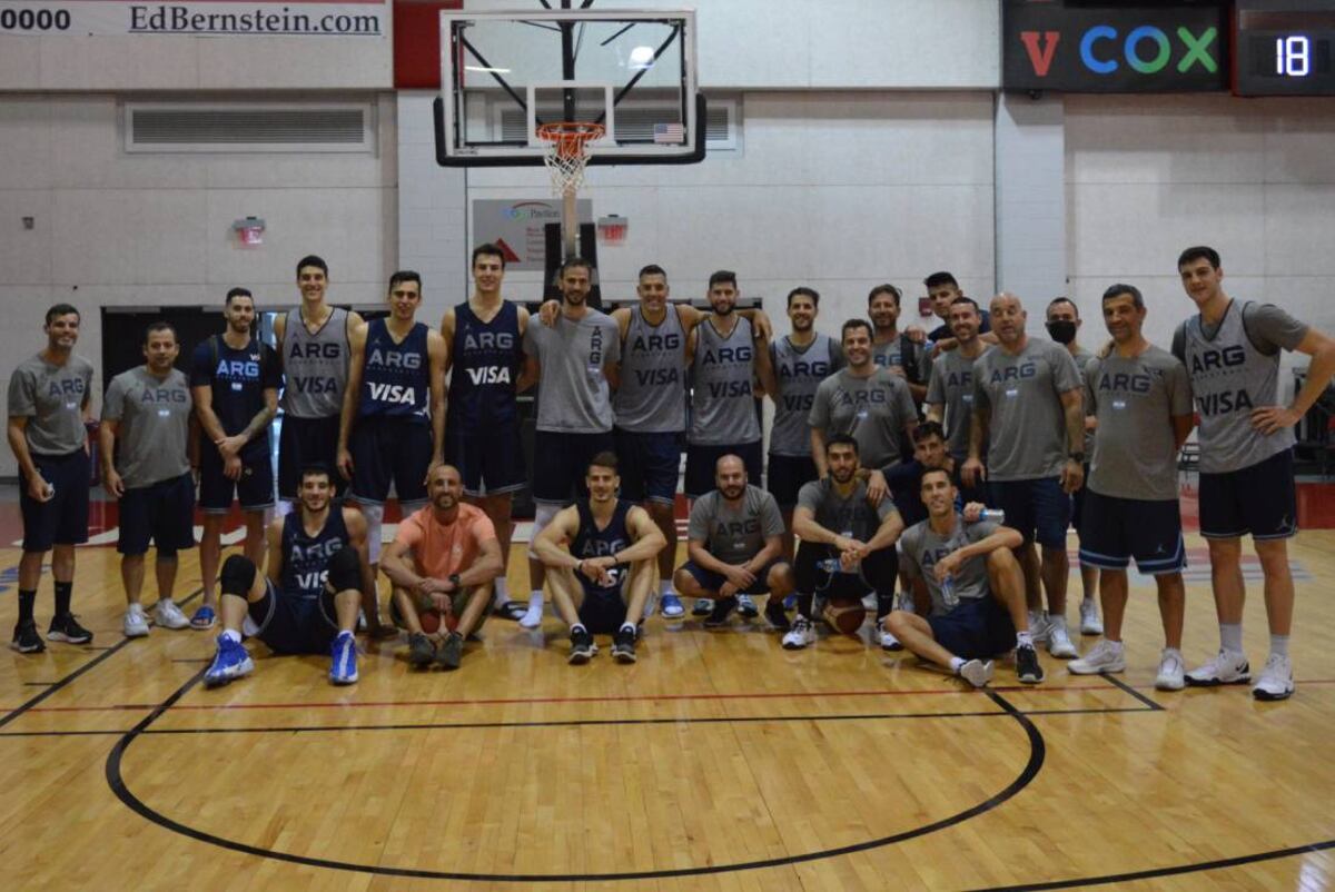 Manu Ginóbili visitó a la selección de básquet (CAB)