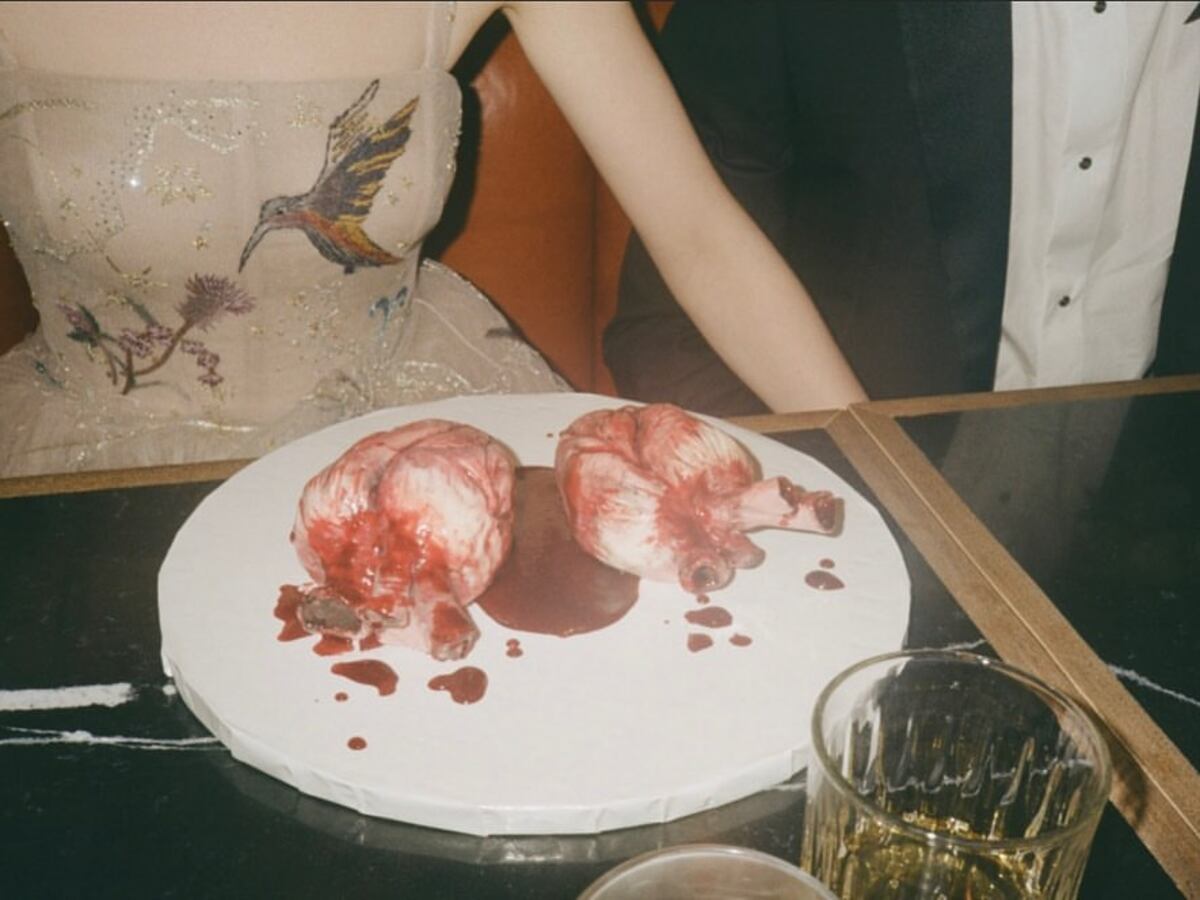 Las tortas con formas de corazón sangrante. La foto más impactante de las que se tomaron en el casamiento de Anya Taylor-Joy con el músico Malcolm McRae. (Instagram @anyataylorjoy)