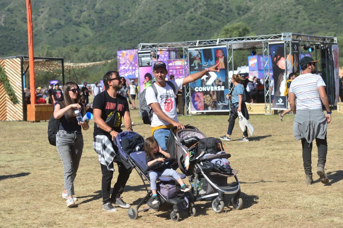 Muchos padres y madres con hijos, una postal que cada vez se repite más en Cosquín Rock. (Javier Ferreyra/ La Voz)