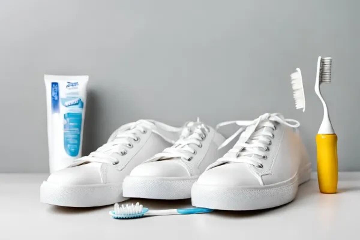 Zapatillas blancas impecables: el truco con pasta dental que las deja como nuevas en minutos.
