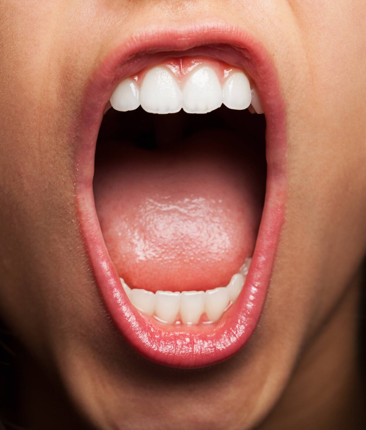 La halitosis matutina es común y tiene solución: una correcta higiene bucal y la consulta profesional hacen la diferencia. (Freepik)