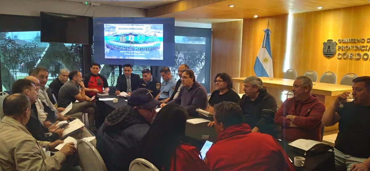 Cosedepro. Su titular Marcelo Frossasco con Juan Fassi (Talleres), la policía, Agencia, Municipalidad, Guillermo Piña (Utedyc) para definir el operativo de seguridad del juego entre la "T" y Sarmiento. (Prensa Cosedepro)