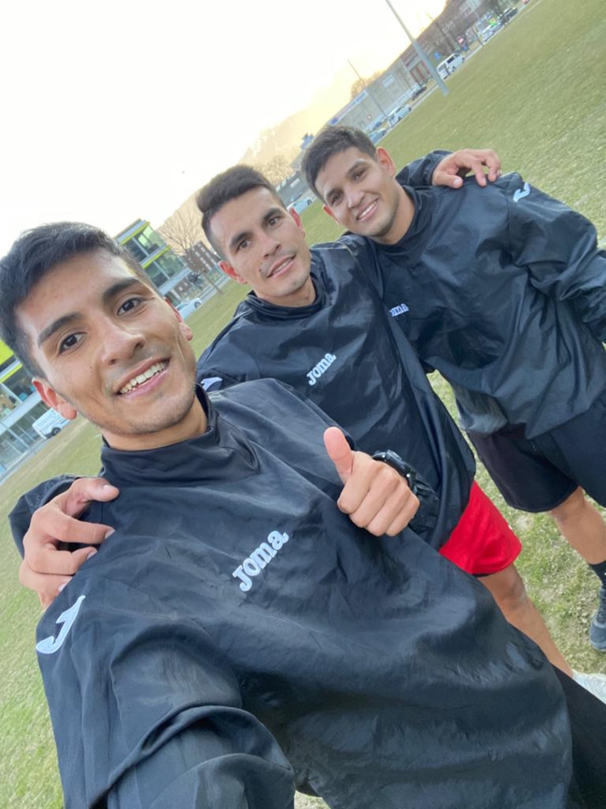 Perlog junto a Nicolás Barraza y Cristian Almirón, argentinos que son sus compañeros en el AC Ravecchia, de la tercera división de Suiza. (Gentileza Lucas Perlog).