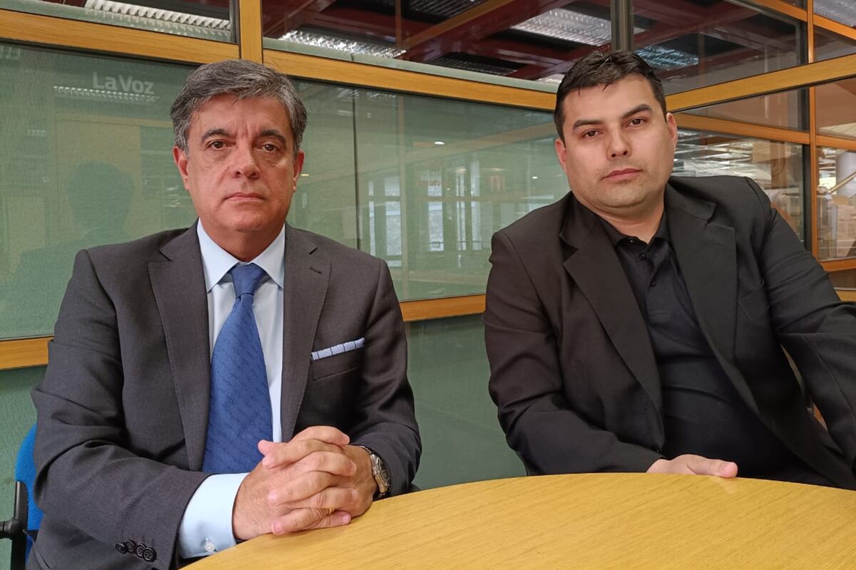 Recurso. El abogado Fernando Boldú y el excomisario Carlos Cisterna, piden que se revea la destitución. (La Voz)