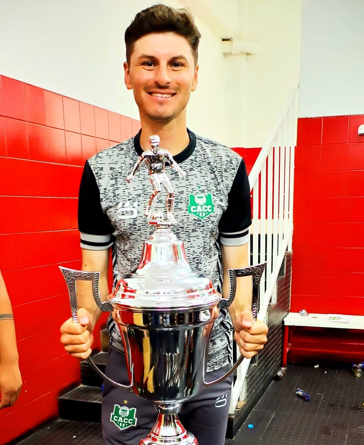 Eder Luna, de apenas 34 años, fue el DT campeón de Camioneros en Liga Cordobesa de fútbol. (Gentileza Eder Luna).