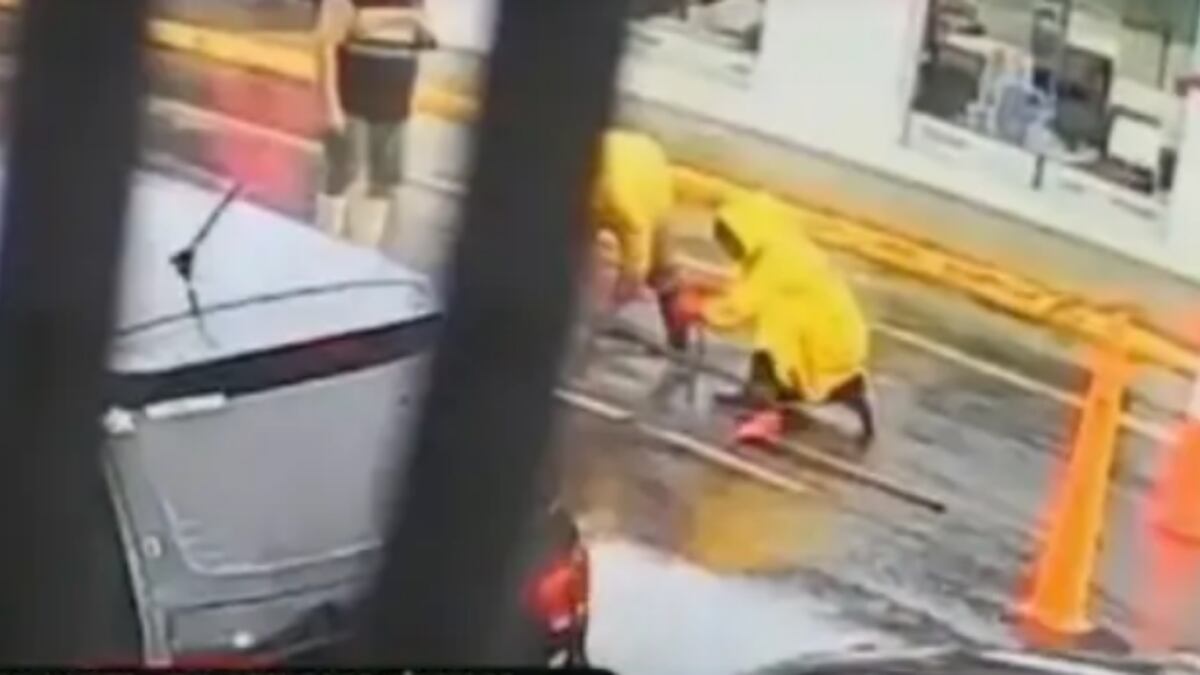 Impactante video: dos operarios fueron atropellados mientras trabajaban en la calzada en Paraná 