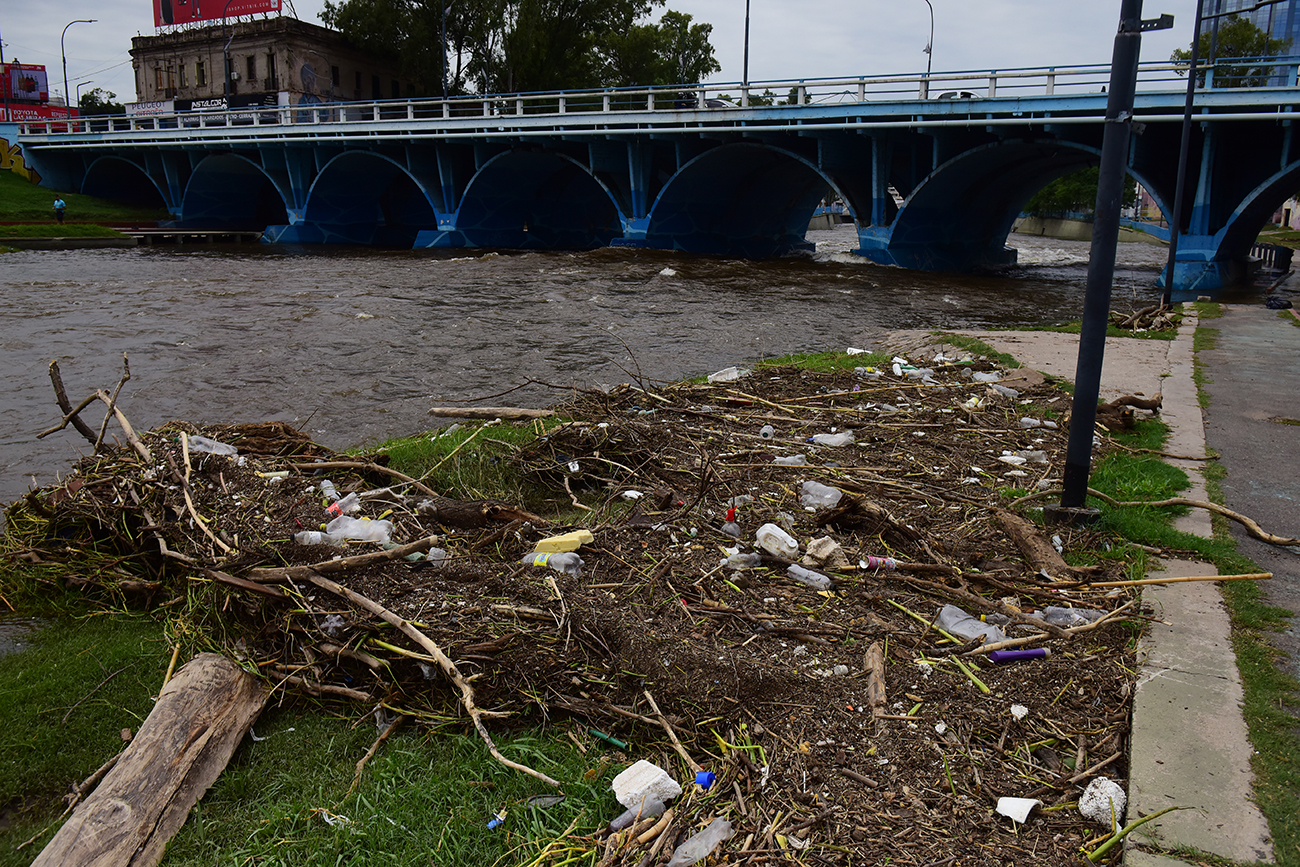 Río Suquía crecido. Abren las válvulas del dique San Roque y alertan por una crecida del Río Suquía. (José Gabriel Hernández / La Voz)