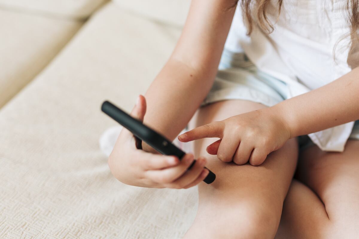 Estrategias para limitar el uso de smpartphones en las infancias. (Freepik)