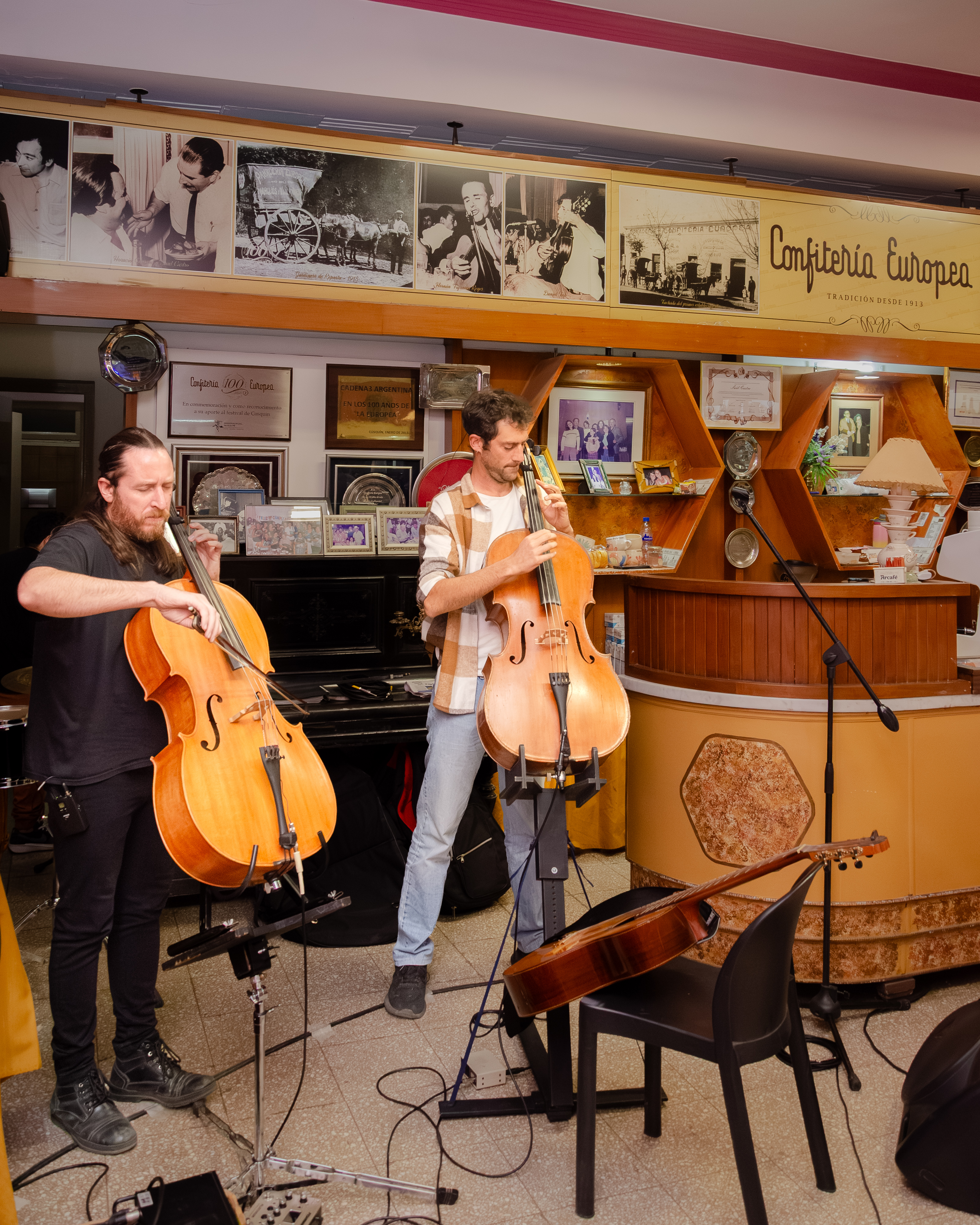 El dúo Chechelos realizó una gran presentación en La Europea, la tradicional confitería de Cosquín (prensa Comisión Municipal de Folklore)