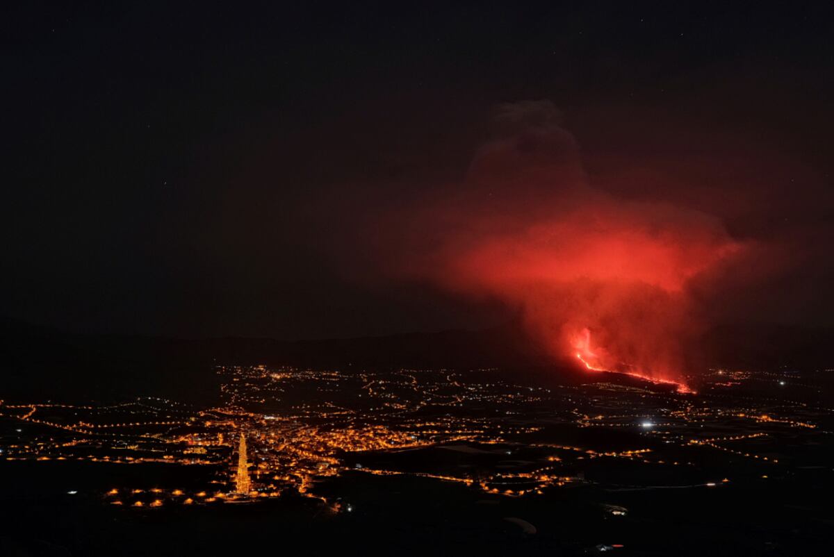 España. La lava fluye del volcán de La Palma, que se activó hace casi una semana por primera vez en 50 años. (Foto / Europa Press)