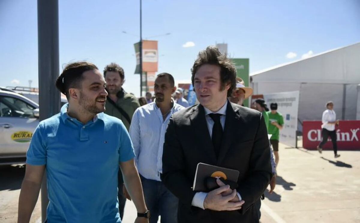 Ramiro Marra junto a Javier Milei.