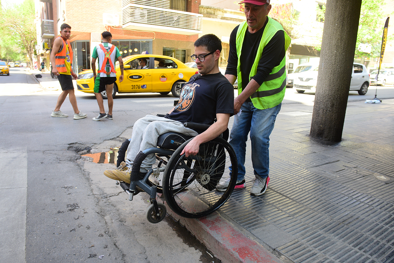Juan Guardatti usa silla de ruedas y debe atravesar múltiples obstáculos en sus trayectos. (José Gabriel Hernández / La Voz)