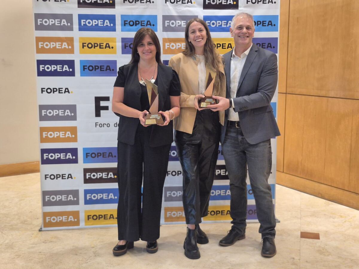 Verónica Suppo, Ary Garbovetzky y Paula Gaido, de "La Voz", en la entrega de premios de Fopea en Buenos Aires (Fopea)