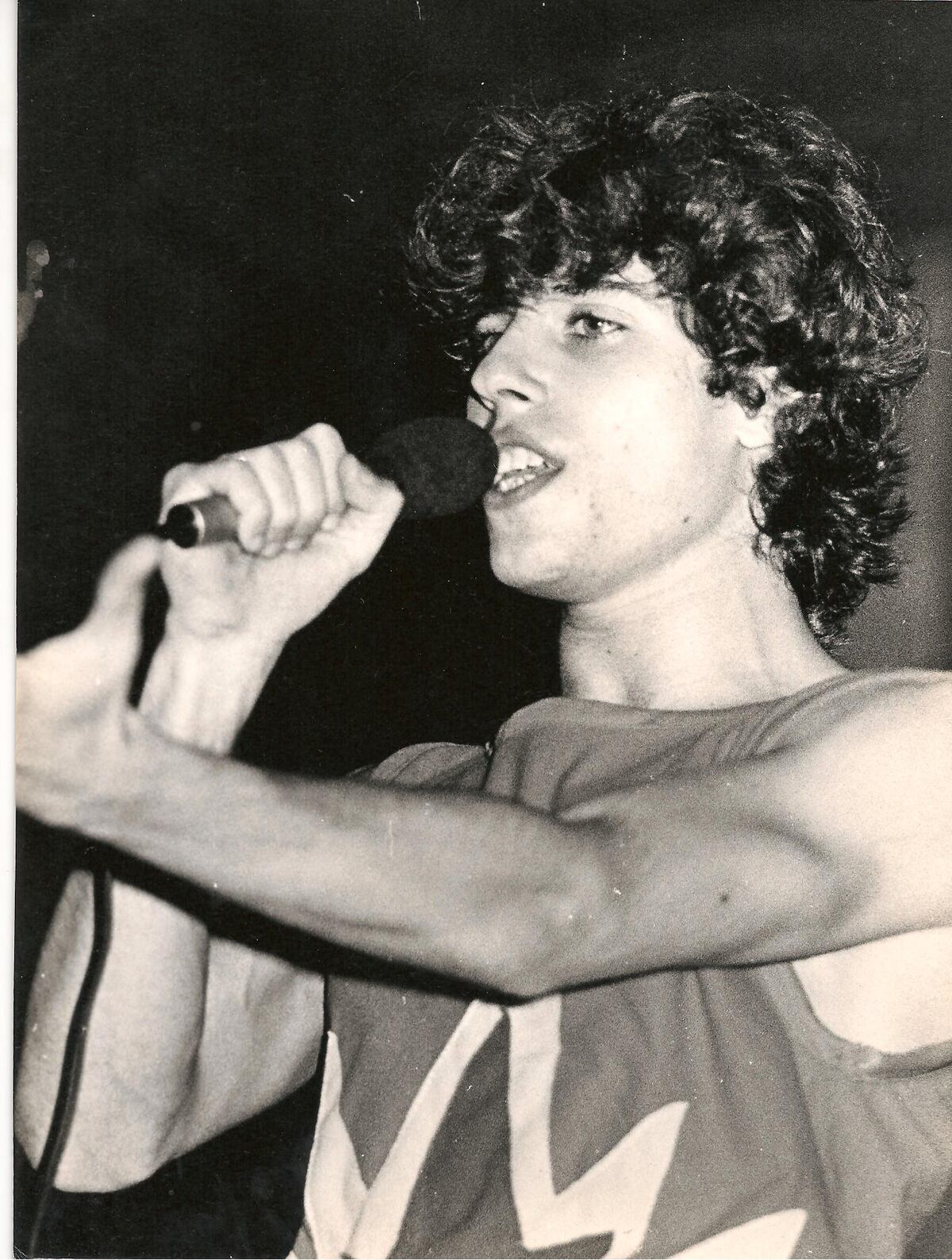 Un pasaje cantado de "El espectáculo va a comenzar", la ópera rock que marcó un antes y un después en el teatro independiente cordobés. (Gentileza Pato Achával)