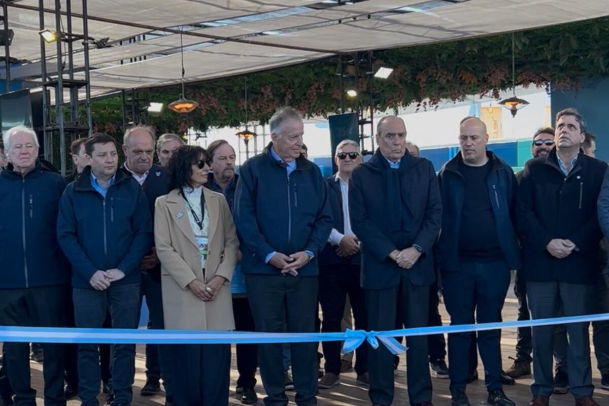 Daniel Tillard, presidente del Banco Nación junto a Guillermo Francos, jefe de gabinete de la Nación, Rosana Nardi, presidenta de Agroactiva y otros directivos de la entidad bancaria a punto de cortar la cita inaugural.