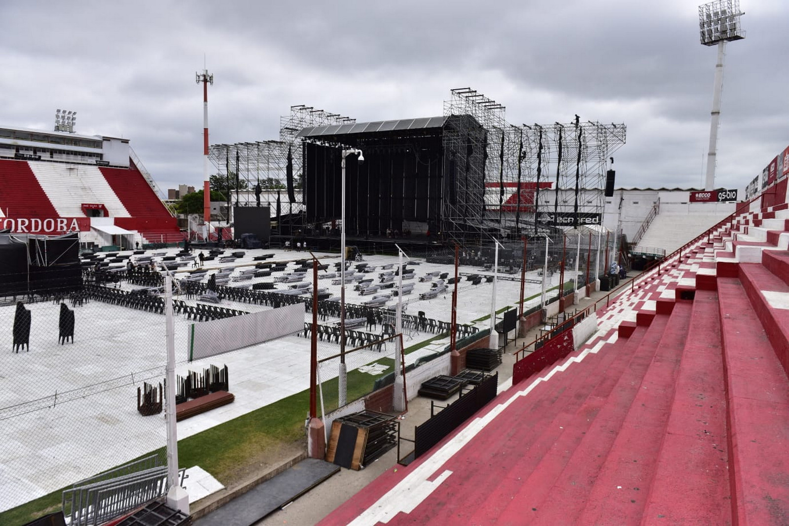 Comenzó el armado del escenario para el show de Luis Miguel en la cancha de Instituto. (José Gabriel Hernández / La Voz)