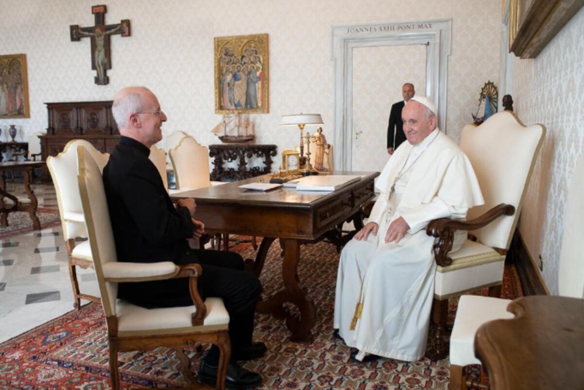 James Martin en una de sus visitas al Vaticano junto al Papa Francisco.