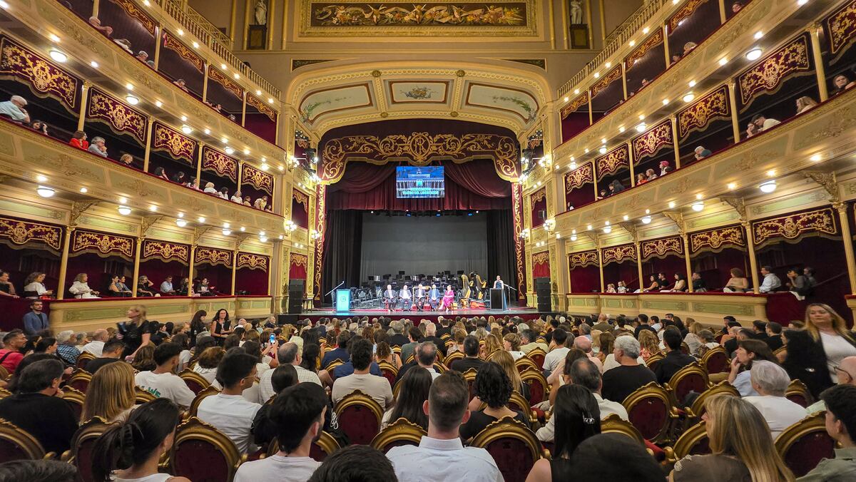 imágenes de la celebración en el Teatro del Libertador por el 25º aniversario de la declaración de la Manzana Jesuítica como Patrimonio de la Humanidad. (Prensa)