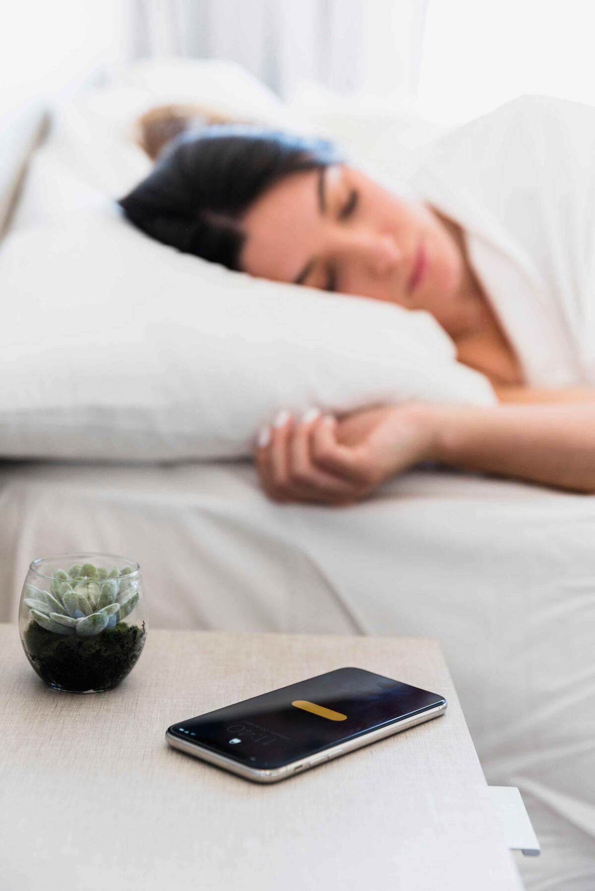 Los celulares nunca duermen, en cambio, intercambian pequeños paquetes de datos e información con servidores remotos. (Freepik)