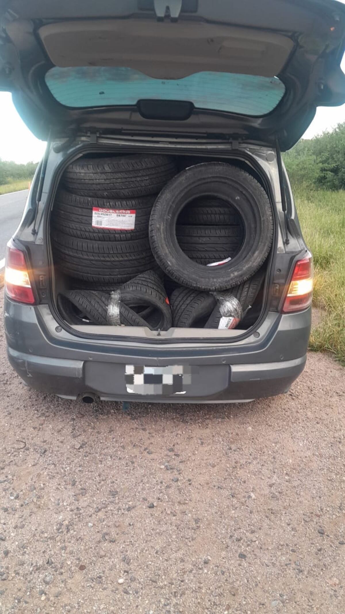 En el interior de un Chevrolet Spin, un hombre llevaba 82 cubiertas cuya procedencia no pudo justificar. (Policía de Córdoba)