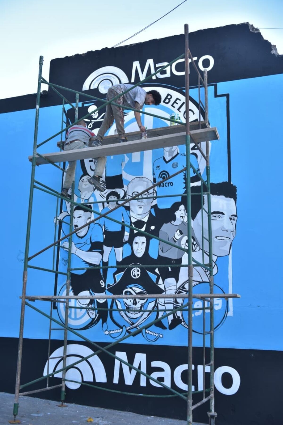 El nuevo mural de Belgrano, sobre calle La Rioja, en el Gigante de Alberdi. (José Gabriel Hernández / La Voz)