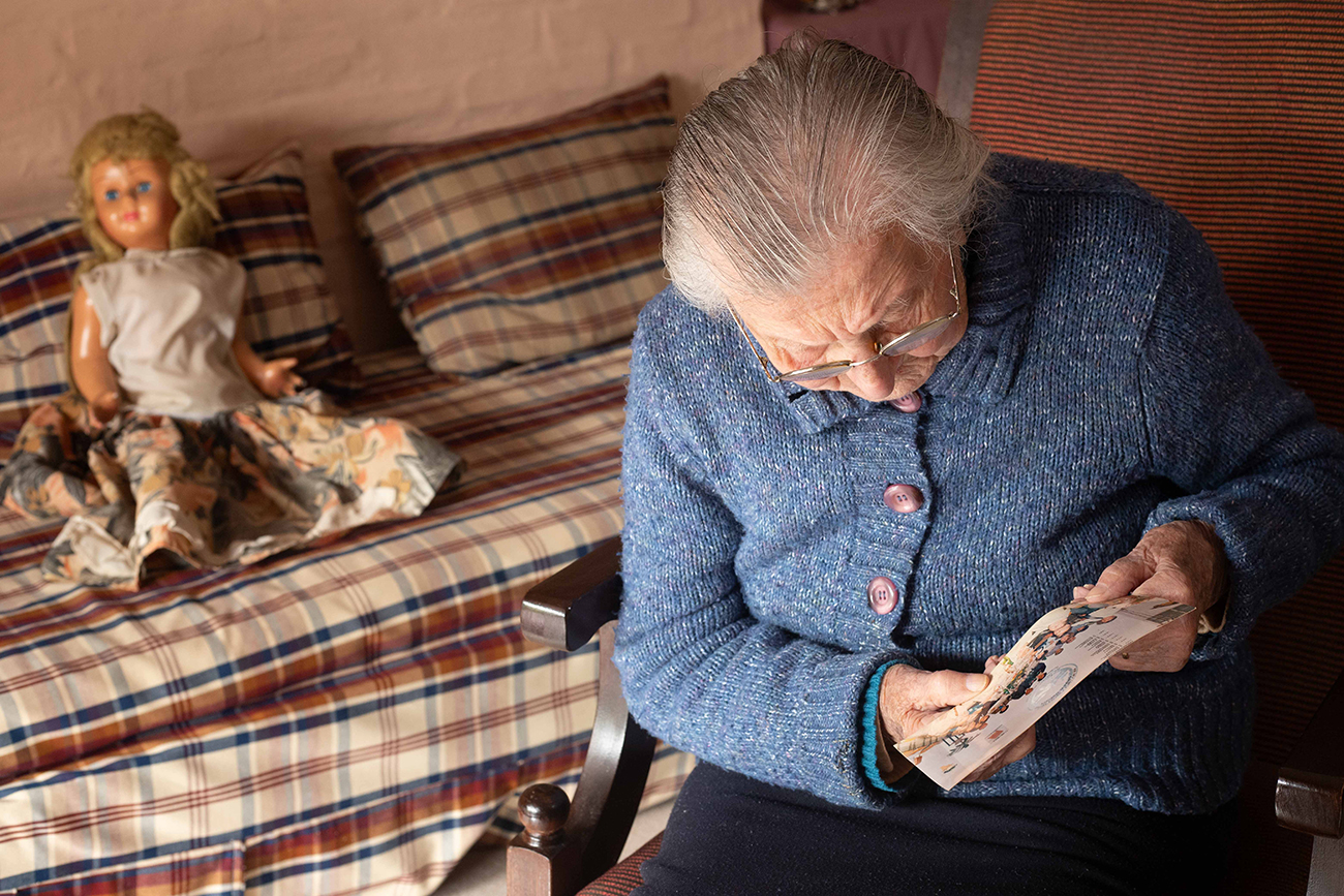 Onorina Apprato de Tagliaferro, en su casa de Río Tercero. Mira sus documentos que tienen, como ella, 112 años. (Nelson Torres / La Voz)