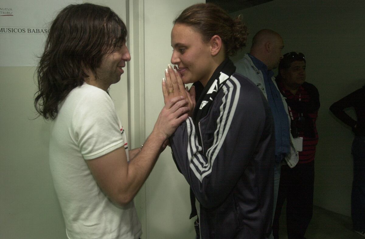 Adrián Dárgelos y Georgina Bardach se saludan en la zona de camarines del Orfeo. Fue en 2004, en la segunda edición de La Voz Rock. (La Voz/ Archivo)
