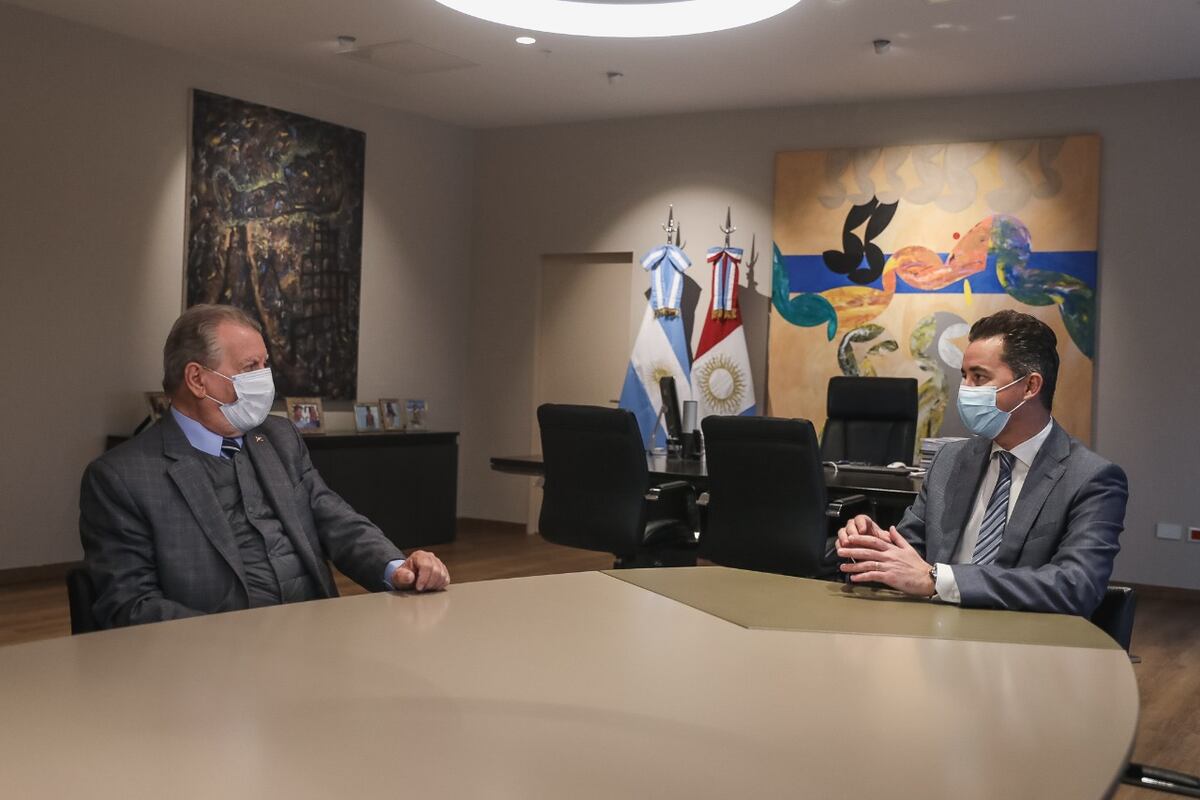 Acuerdo. El vicegobernador Manuel Calvo y su par de Salta, Antonio Marocco, hablaron sobre temas educativos y culturales.