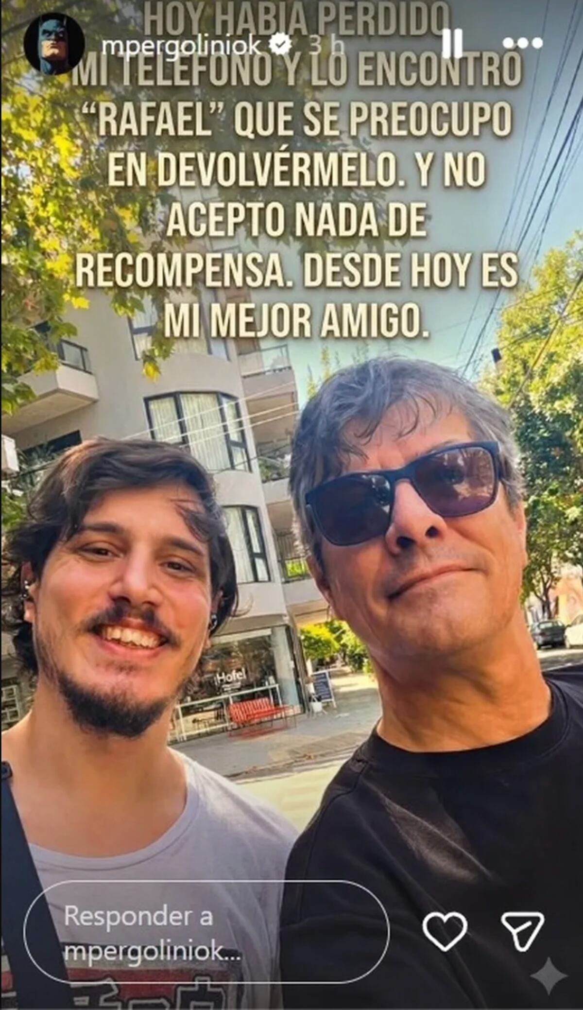 Mario Pergolini con el joven que le devolvió su celular. (Foto: captura de pantalla)