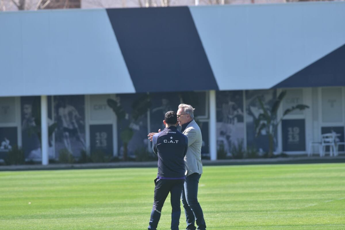 El presidente Andrés Fassi en el entrenamiento junto al entrenador Carlos Tevez. (Pedro Castillo / La Voz)