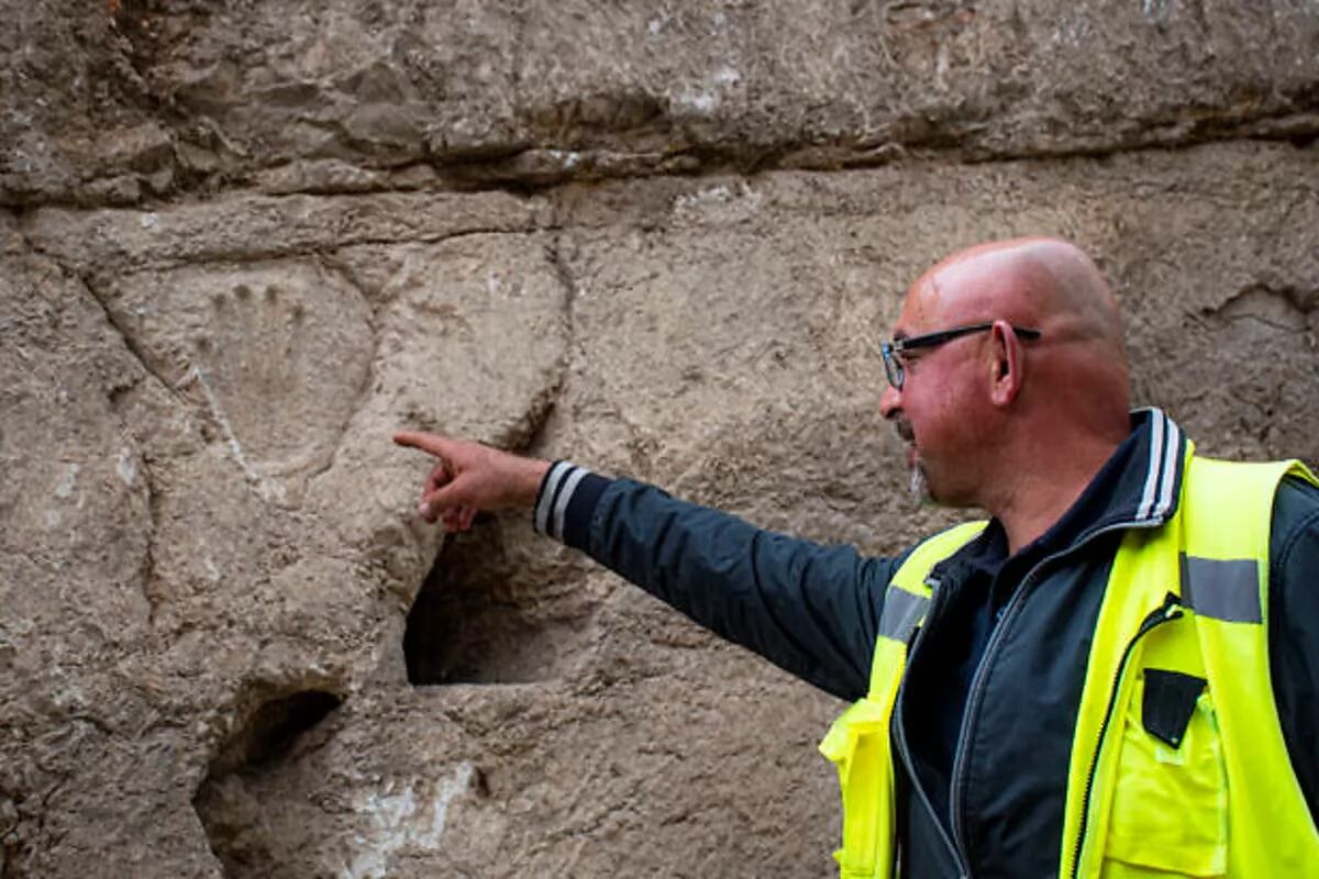 Una huella de mano tallada descubierta en un antiguo muro de foso alrededor de la Ciudad Vieja de Jerusalén. (Autoridad de Antigüedades de Israel)