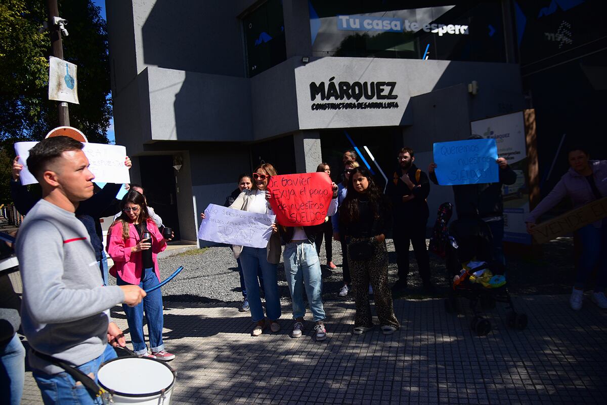 Protesta de empleados, en Spilimbergo 3505 esquina Battle Planas, también afectados, en este caso por la falta de pago de sueldos. (Pedro Castillo / La Voz)