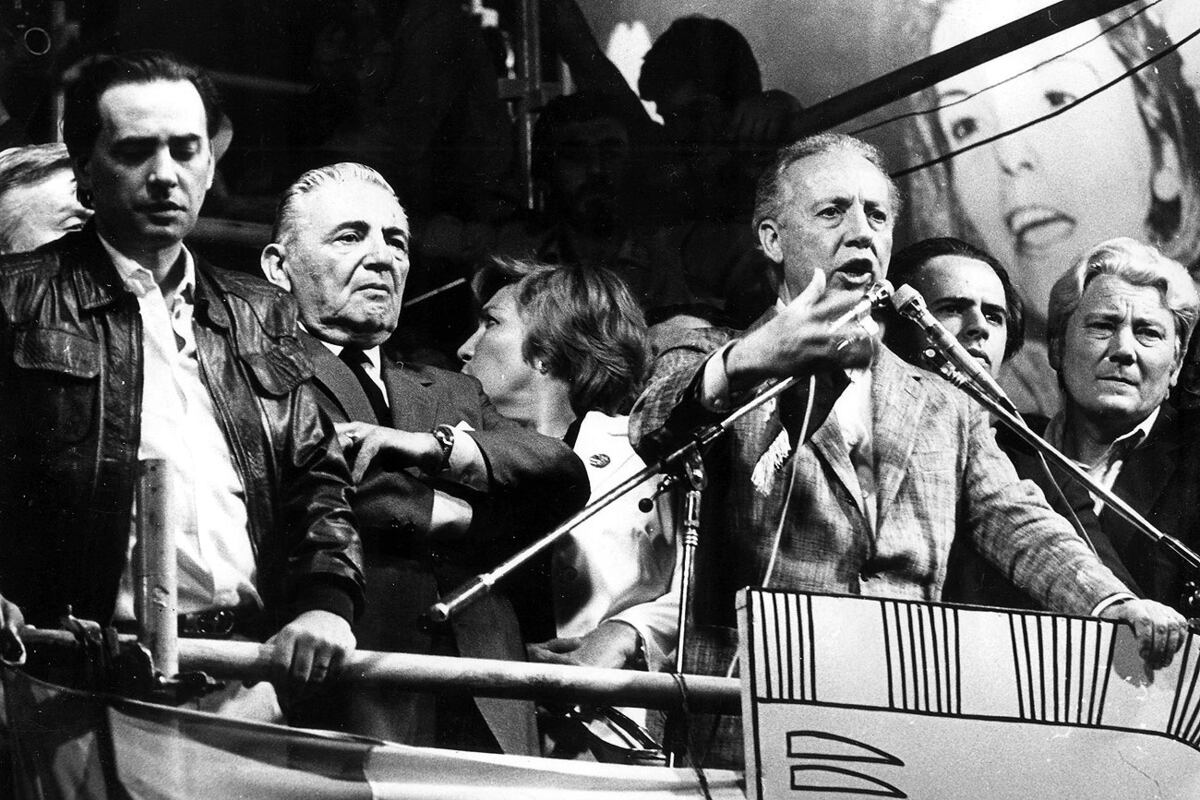El candidato a presidente de la nación por el Partido Justicialista el Doctor Italo Luder el día 17-10-1983 junto a Bercovich Rodríguez, candidato a gobernador de la provincia, Alejo Simó, candidato a vice gobernador y con ellos José Manuel de La Sota. Córdoba Córdoba Argentina
