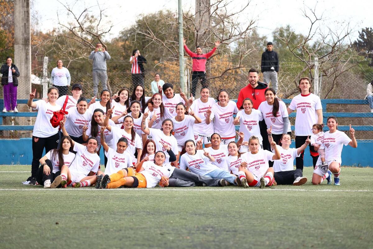 Mayra Oliva es la capitana de Instituto, que salió campeón del Torneo Apertura de LCF. (Gentileza Instagram @juanjotapablo / Juan Pablo Luna).