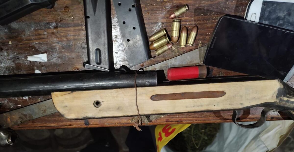 Dos detenidos acusados de secuestrar a un hombre. Hallaron armas y droga. (Policía)