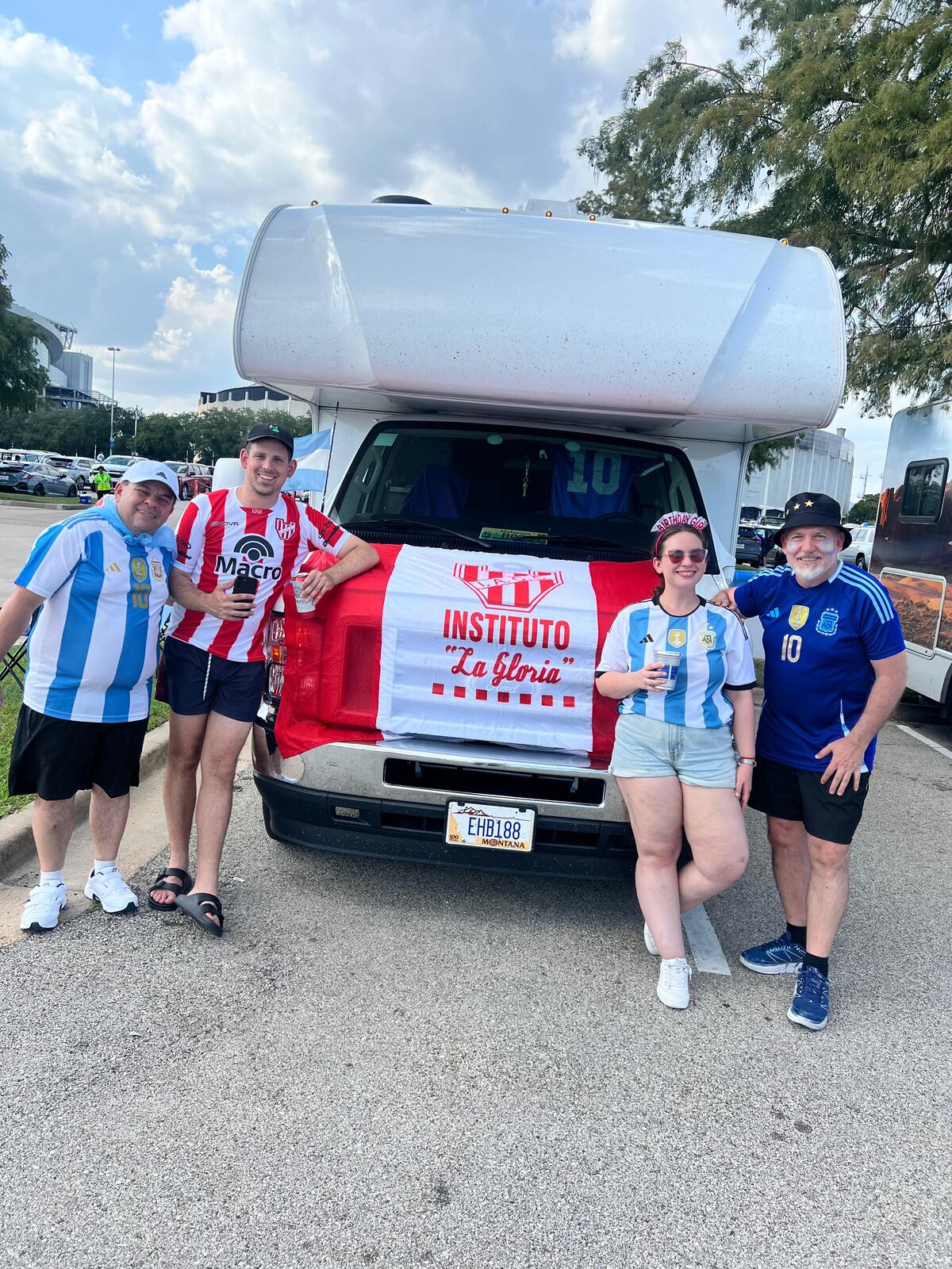 Hinchas de Instituto en motorhome, acompañando a la selección argentina en la previa del partido con Ecuador. (Federico Jelic, Enviado especial de Radio Mitre Córdoba a la Copa América)